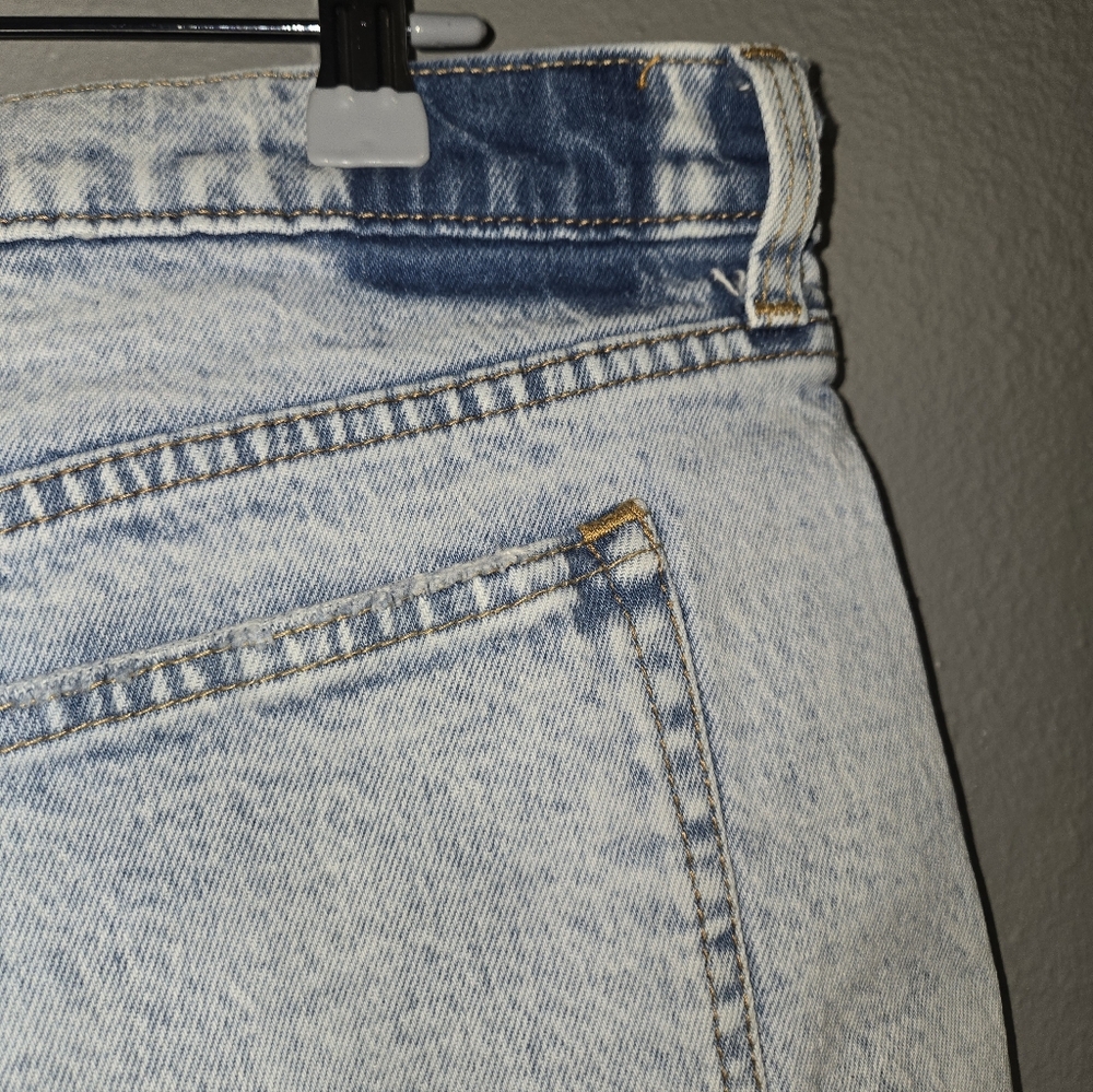 Abercrombie & Fitch The Mom Short High Rise Light Wash Shorts Size 33/16 - Picture 8 of 16